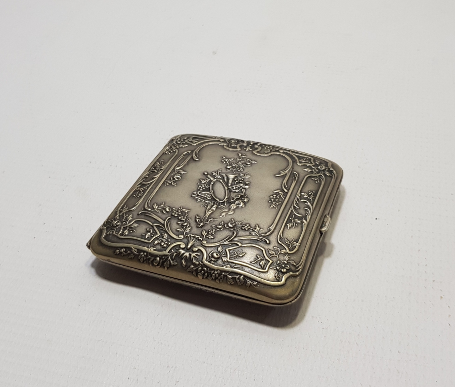 ÜZERİ KABARTMA İŞÇİLİKLİ OSMANLI DÖNEMİ MUSİKAYI HÜMAYUN TASFİRLİ GÜMÜŞ SİGARA TABAKASI