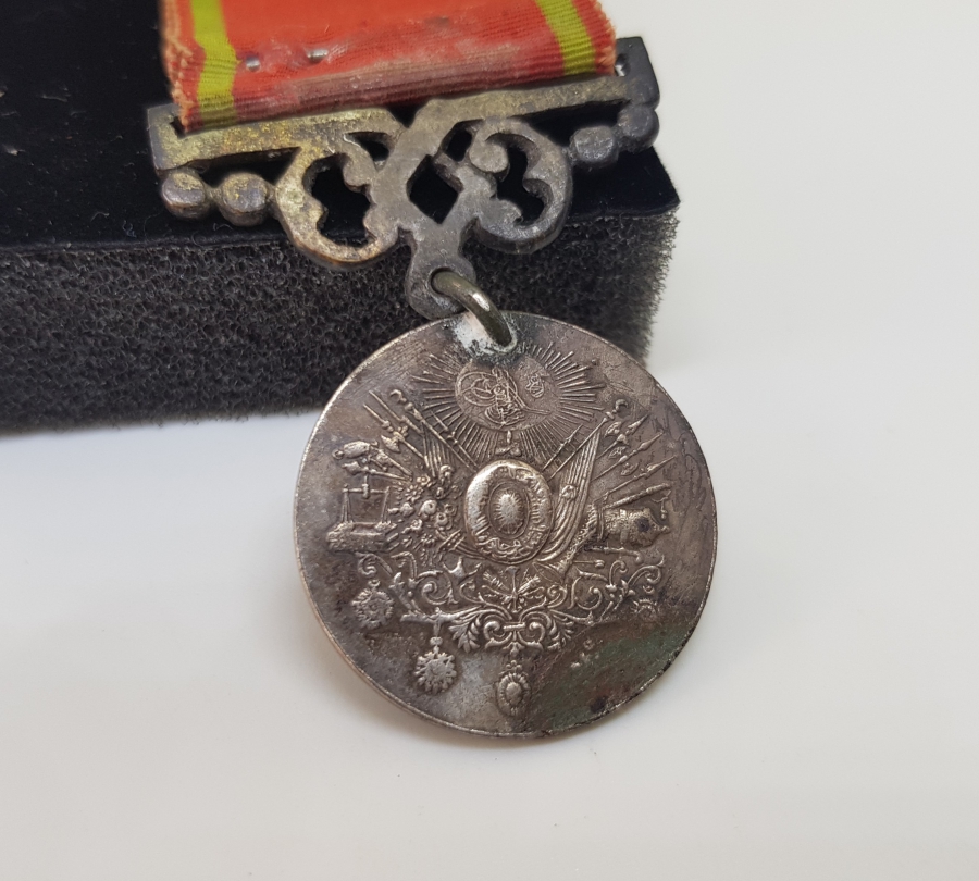 ORİJİNAL İPEK ASKISIYLA GÜMÜŞ LİYAKAT MADALYASI