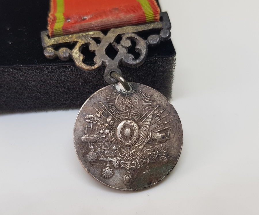 ORİJİNAL İPEK ASKISIYLA GÜMÜŞ LİYAKAT MADALYASI