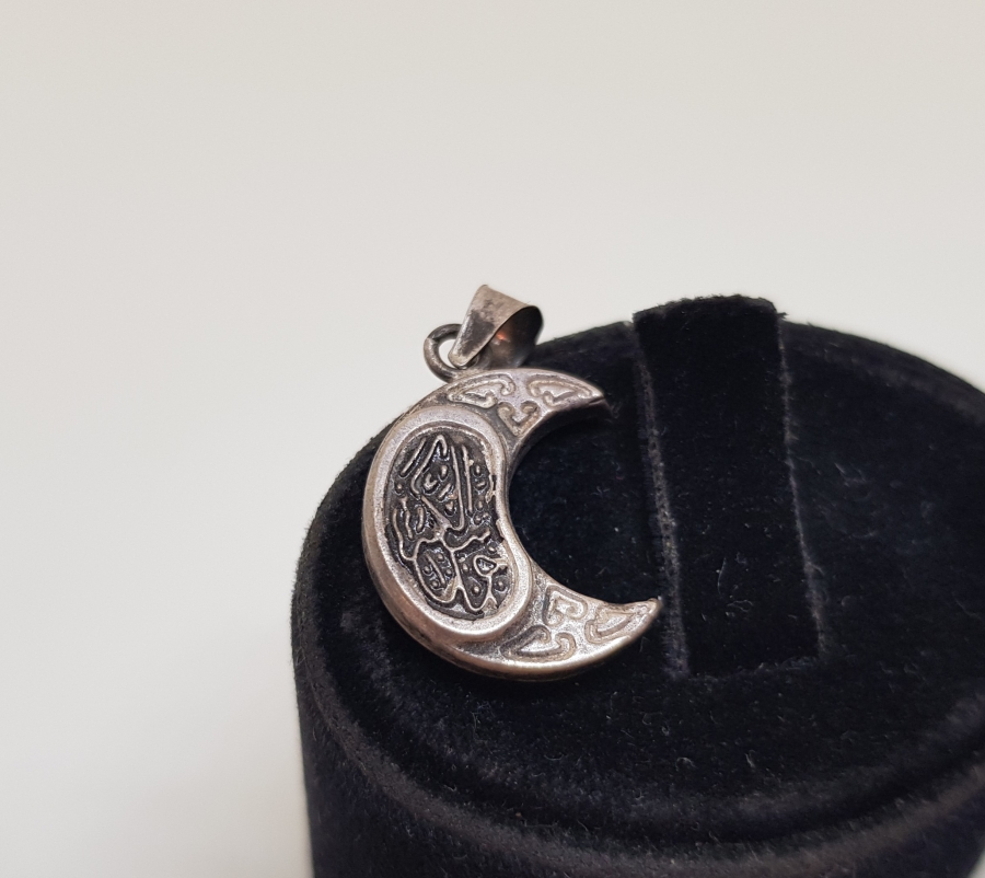 HİLAL FORMUNDA İÇİNDE DUASI İLE GÜMÜŞTEN MAMUL CEVŞEN-İ KEBİR