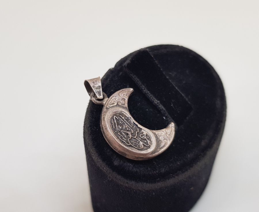 HİLAL FORMUNDA İÇİNDE DUASI İLE GÜMÜŞTEN MAMUL CEVŞEN-İ KEBİR