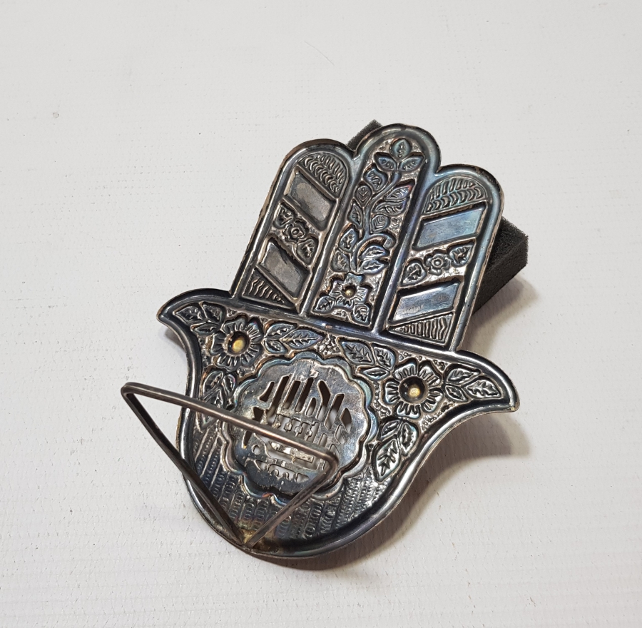 HİDİV DAMGALI FATMA ANANIN ELİ VE TESLİM TAŞI FORMUNDA YAPILMIŞ ÜZERİ DUALI GÜMÜŞ MASA ÜSTÜ OBJESİ