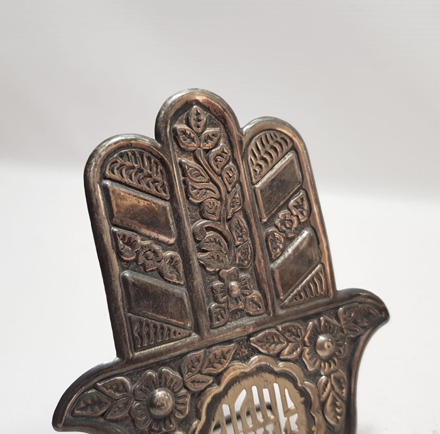 HİDİV DAMGALI FATMA ANANIN ELİ VE TESLİM TAŞI FORMUNDA YAPILMIŞ ÜZERİ DUALI GÜMÜŞ MASA ÜSTÜ OBJESİ