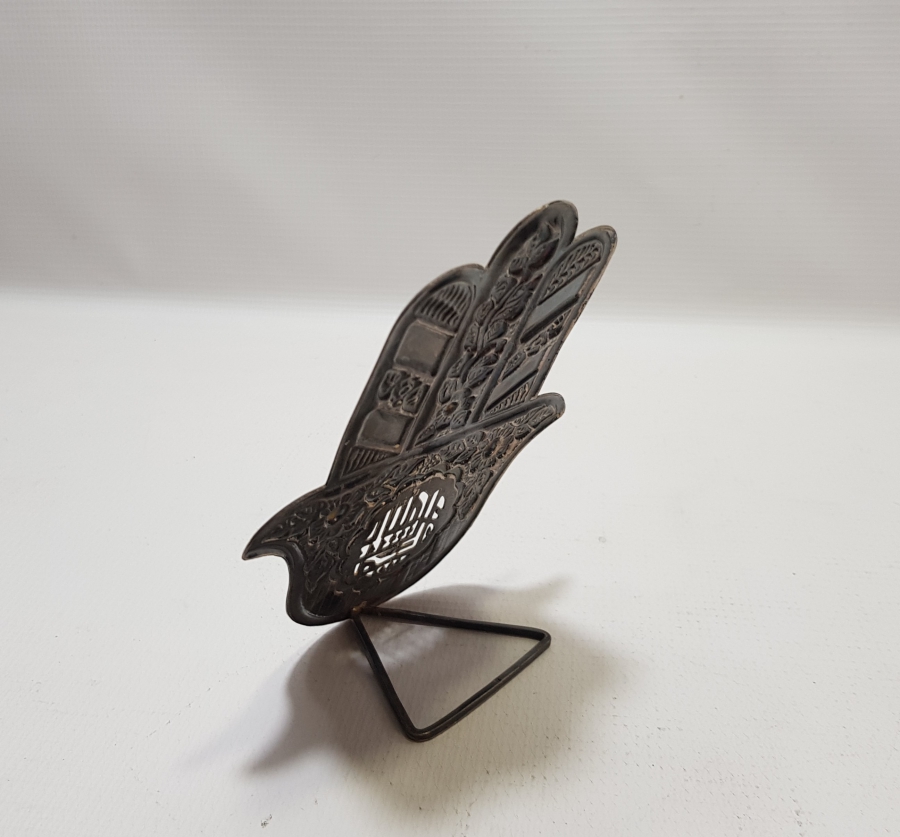 HİDİV DAMGALI FATMA ANANIN ELİ VE TESLİM TAŞI FORMUNDA YAPILMIŞ ÜZERİ DUALI GÜMÜŞ MASA ÜSTÜ OBJESİ