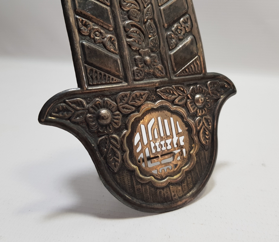 HİDİV DAMGALI FATMA ANANIN ELİ VE TESLİM TAŞI FORMUNDA YAPILMIŞ ÜZERİ DUALI GÜMÜŞ MASA ÜSTÜ OBJESİ