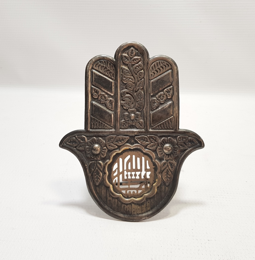 HİDİV DAMGALI FATMA ANANIN ELİ VE TESLİM TAŞI FORMUNDA YAPILMIŞ ÜZERİ DUALI GÜMÜŞ MASA ÜSTÜ OBJESİ