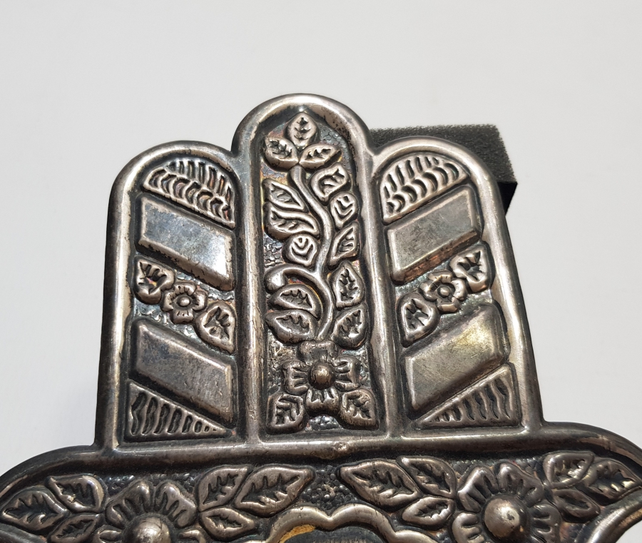 HİDİV DAMGALI FATMA ANANIN ELİ VE TESLİM TAŞI FORMUNDA YAPILMIŞ ÜZERİ DUALI GÜMÜŞ MASA ÜSTÜ OBJESİ