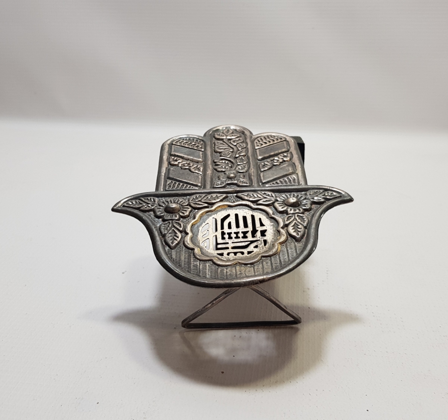 HİDİV DAMGALI FATMA ANANIN ELİ VE TESLİM TAŞI FORMUNDA YAPILMIŞ ÜZERİ DUALI GÜMÜŞ MASA ÜSTÜ OBJESİ