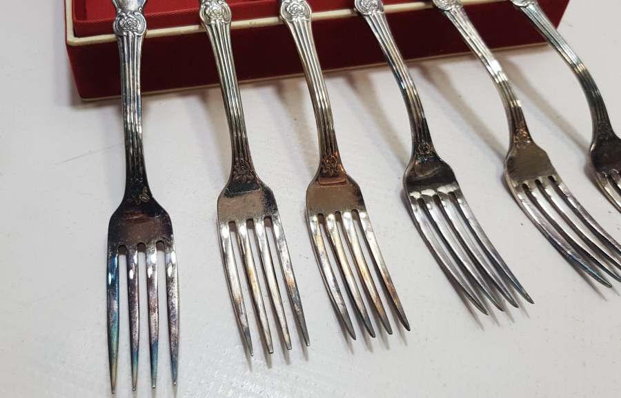 ORİJİNAL KUTUSUNDA SOVYET RUSYA YAPIMI GÜMÜŞ KAPLAMA ÇATAL TAKIMI