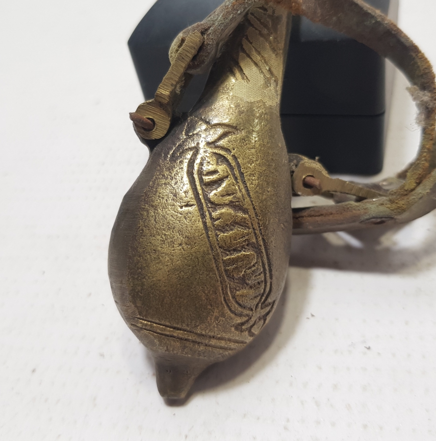 ÜZERİ ERMENİCE YAZILI ANTİKA BRONZ BARUTLUK