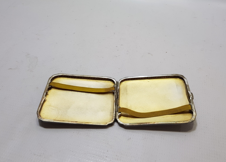 ÜZERİ İNSİYALLİ ANTİKA ALPAKA SİGARA TABAKASI