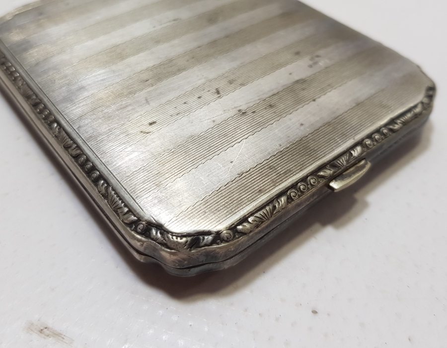 ÜZERİ İNSİYALLİ ANTİKA ALPAKA SİGARA TABAKASI