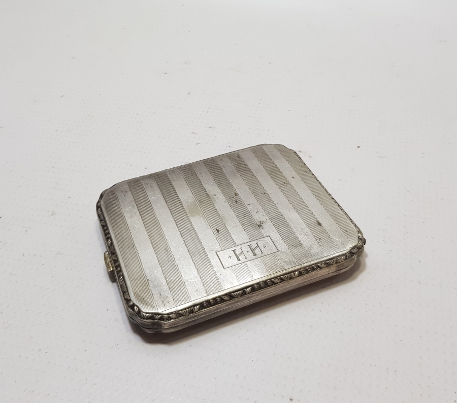 ÜZERİ İNSİYALLİ ANTİKA ALPAKA SİGARA TABAKASI