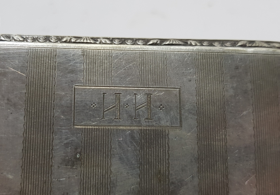 ÜZERİ İNSİYALLİ ANTİKA ALPAKA SİGARA TABAKASI