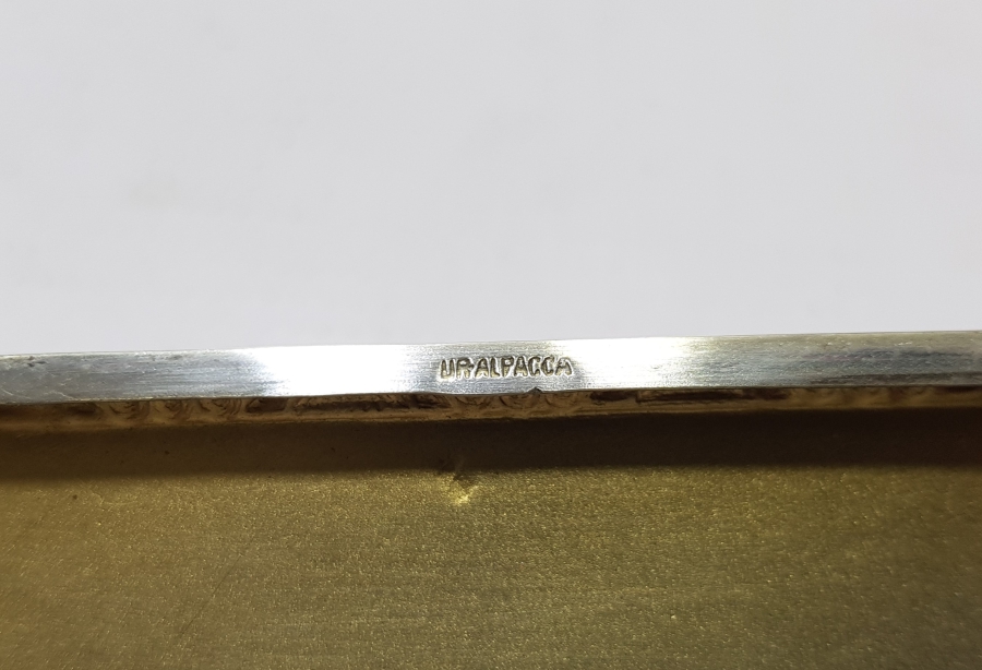 ÜZERİ İNSİYALLİ ANTİKA ALPAKA SİGARA TABAKASI