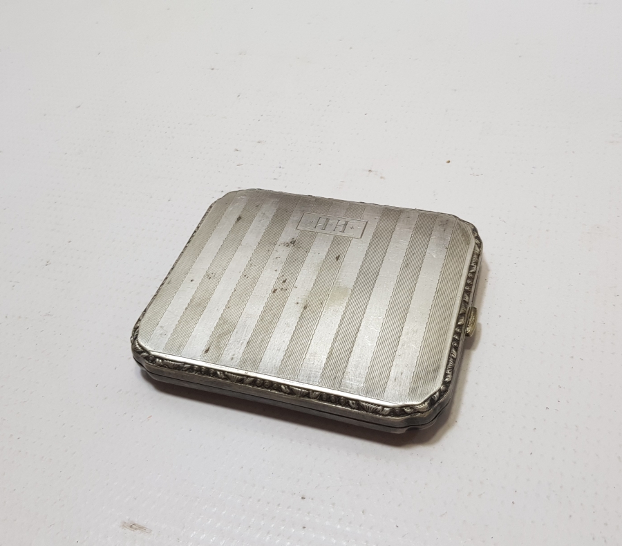 ÜZERİ İNSİYALLİ ANTİKA ALPAKA SİGARA TABAKASI