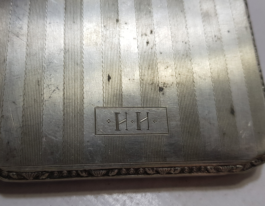 ÜZERİ İNSİYALLİ ANTİKA ALPAKA SİGARA TABAKASI