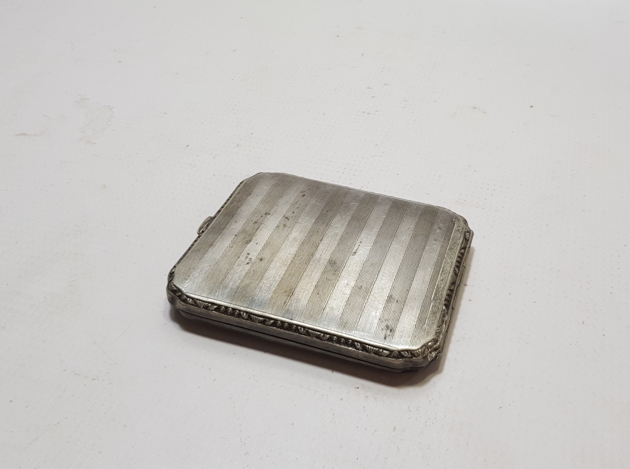 ÜZERİ İNSİYALLİ ANTİKA ALPAKA SİGARA TABAKASI