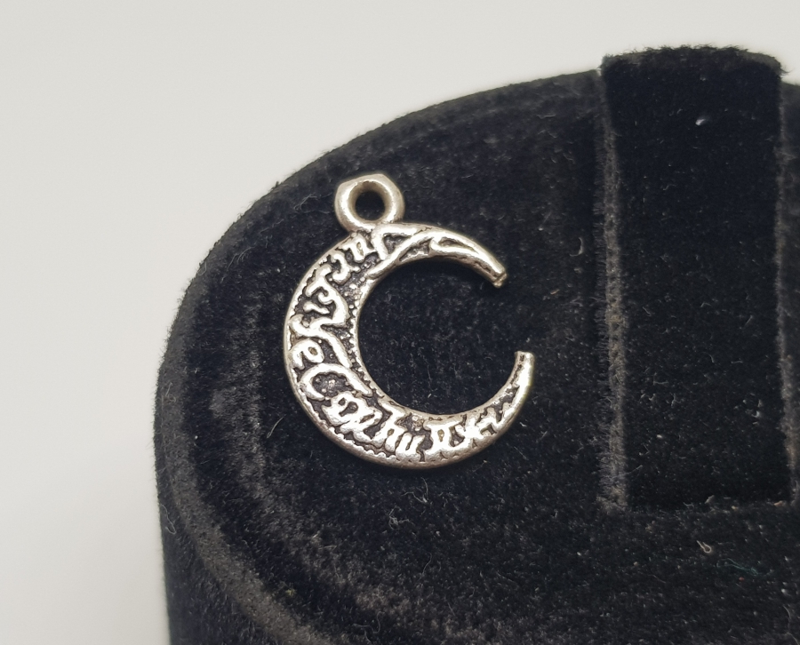 HİLAL FORMUNDA YAPILMIŞ GÜMÜŞ KOLYE UCU