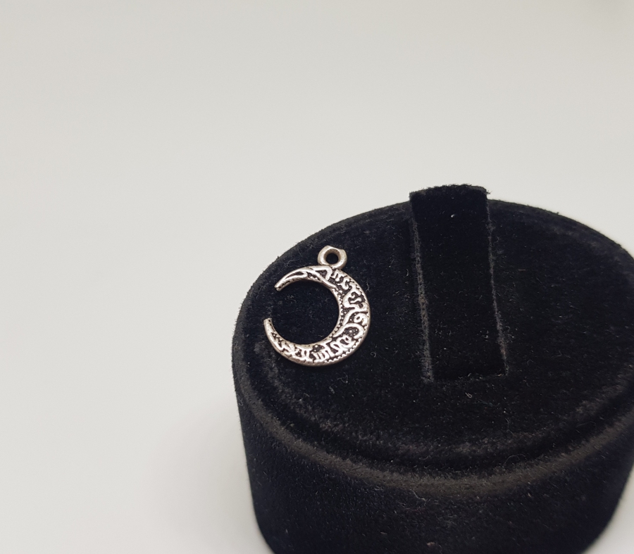 HİLAL FORMUNDA YAPILMIŞ GÜMÜŞ KOLYE UCU