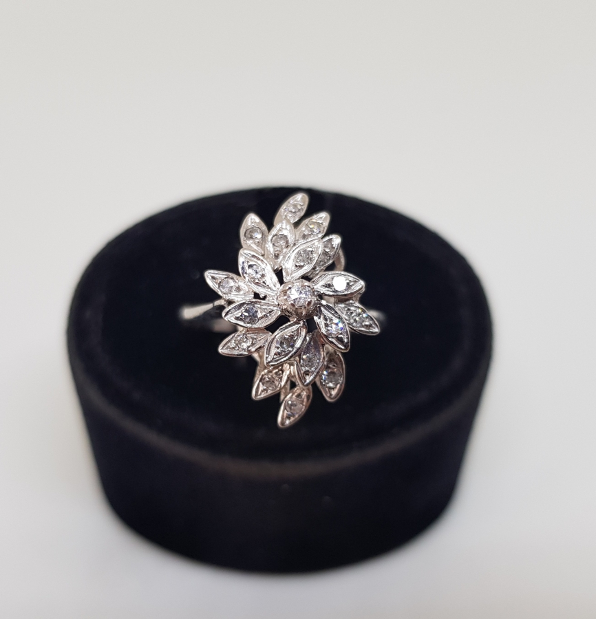 PIRLANTA TAŞLI SARMAŞIK MODELİ YÜZÜK