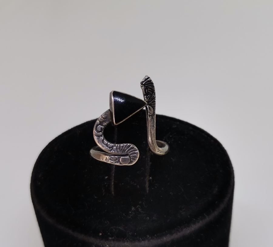 OLTU TAŞLI VE KABARTMA İŞÇİLİKLİ ÖZEL YAPIM GÜMÜŞ YÜZÜK