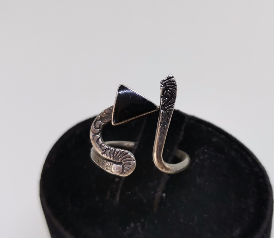 OLTU TAŞLI VE KABARTMA İŞÇİLİKLİ ÖZEL YAPIM GÜMÜŞ YÜZÜK