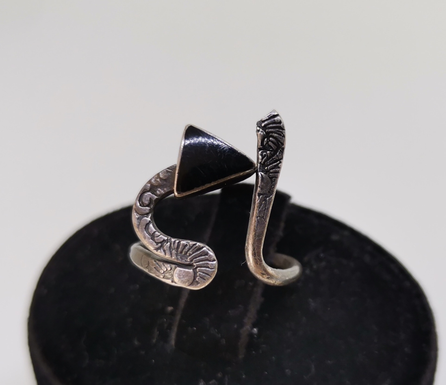 OLTU TAŞLI VE KABARTMA İŞÇİLİKLİ ÖZEL YAPIM GÜMÜŞ YÜZÜK