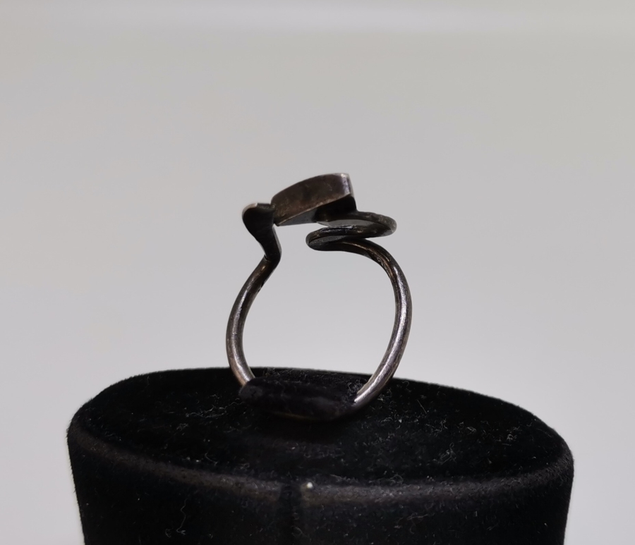 OLTU TAŞLI VE KABARTMA İŞÇİLİKLİ ÖZEL YAPIM GÜMÜŞ YÜZÜK