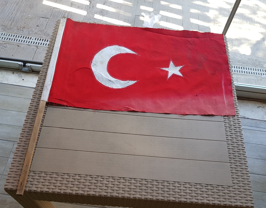 ORİJİNAL SOPASIYLA EL YAPIMI KURTULUŞ SAVAŞI DÖNEMİ ÇOK NADİR TERS BAYRAK - KUVVACI SAVAŞ BAYRAĞI