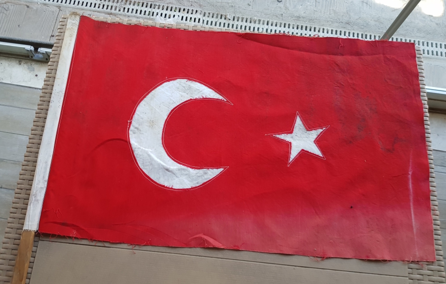 ORİJİNAL SOPASIYLA EL YAPIMI KURTULUŞ SAVAŞI DÖNEMİ ÇOK NADİR TERS BAYRAK - KUVVACI SAVAŞ BAYRAĞI