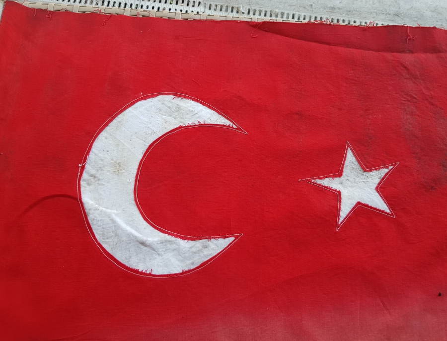 ORİJİNAL SOPASIYLA EL YAPIMI KURTULUŞ SAVAŞI DÖNEMİ ÇOK NADİR TERS BAYRAK - KUVVACI SAVAŞ BAYRAĞI