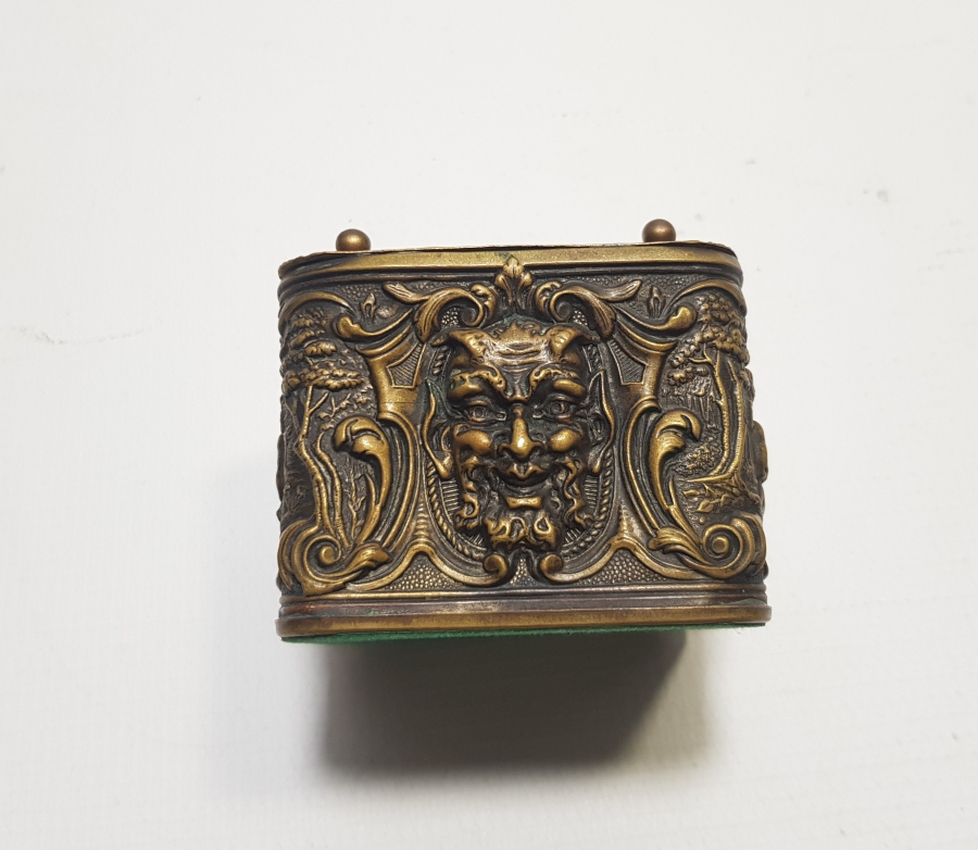 KABARTMA İŞÇİLİKLİ NADİR FORMDA ŞEYTANLI PRİOR CEP SAATİ STANDI