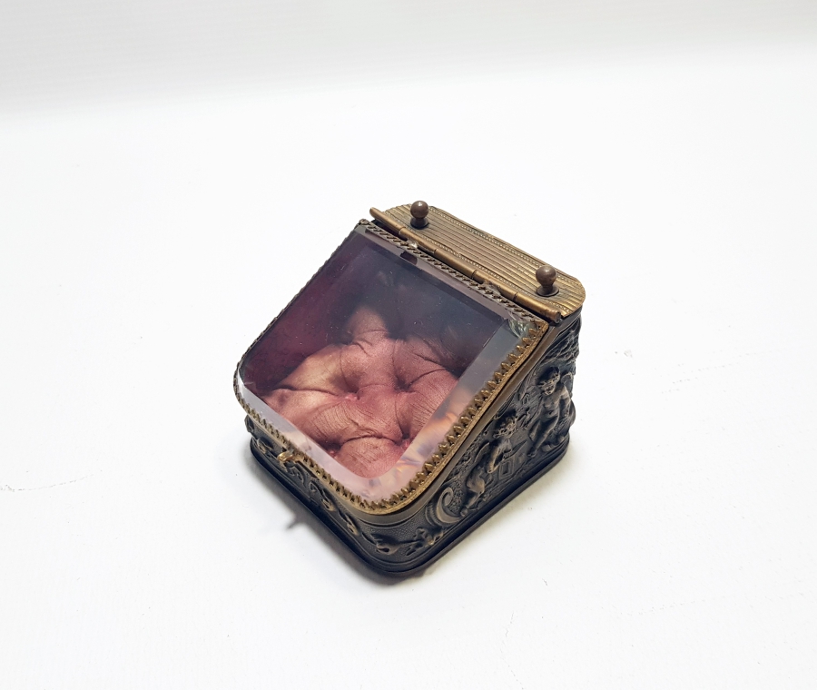 KABARTMA İŞÇİLİKLİ NADİR FORMDA ŞEYTANLI PRİOR CEP SAATİ STANDI