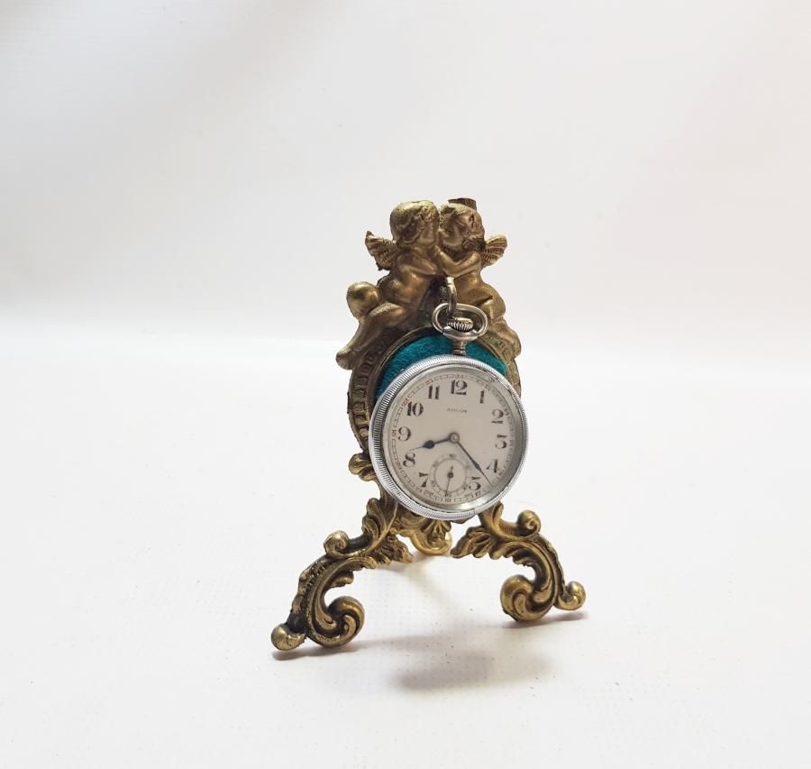 KABARTMA İŞÇİLİKLİ ANTİKA METAL SAAT STANDI