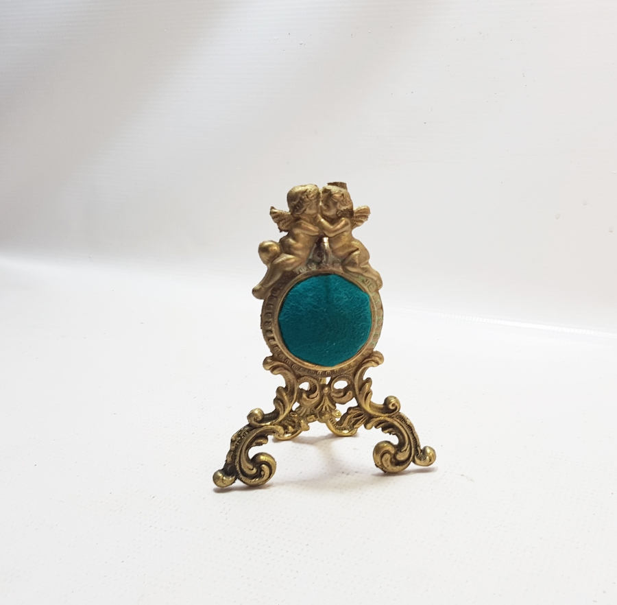 KABARTMA İŞÇİLİKLİ ANTİKA METAL SAAT STANDI