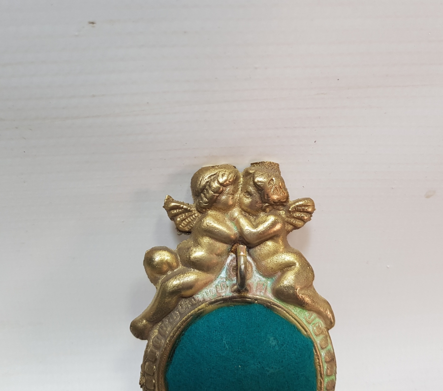 KABARTMA İŞÇİLİKLİ ANTİKA METAL SAAT STANDI