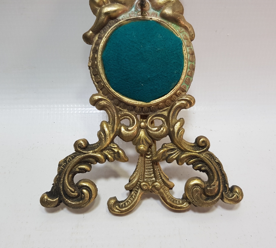 KABARTMA İŞÇİLİKLİ ANTİKA METAL SAAT STANDI