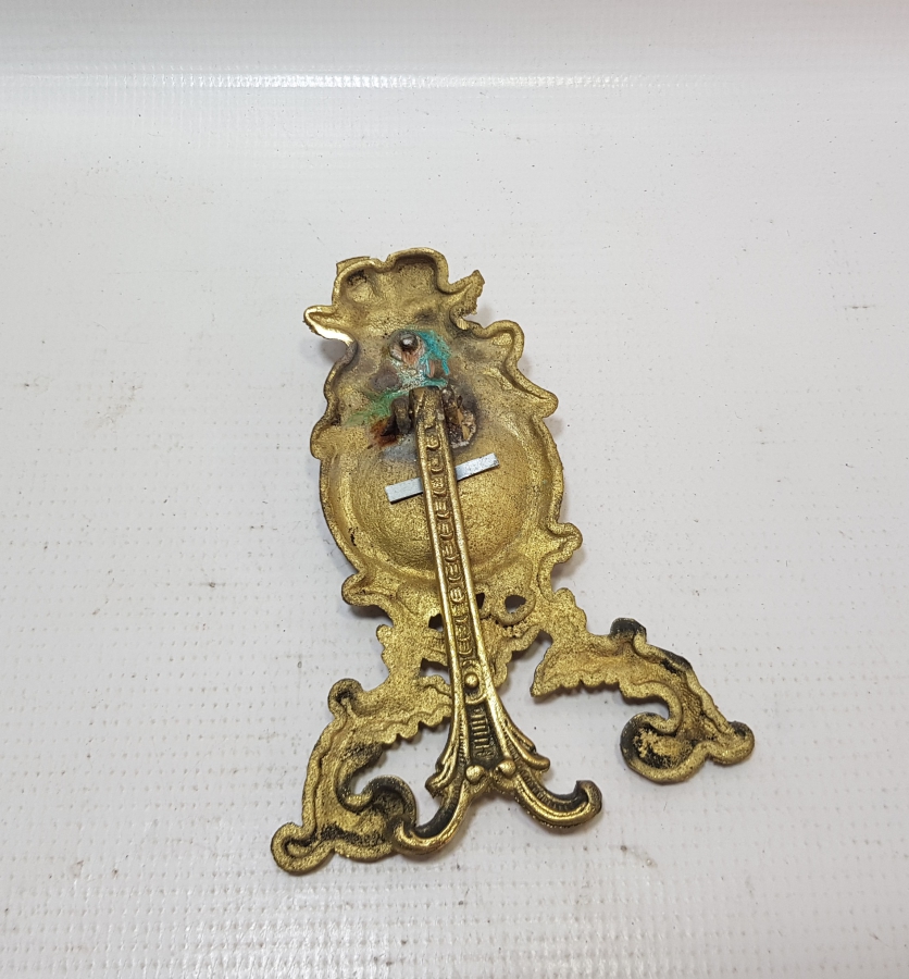 KABARTMA İŞÇİLİKLİ ANTİKA METAL SAAT STANDI