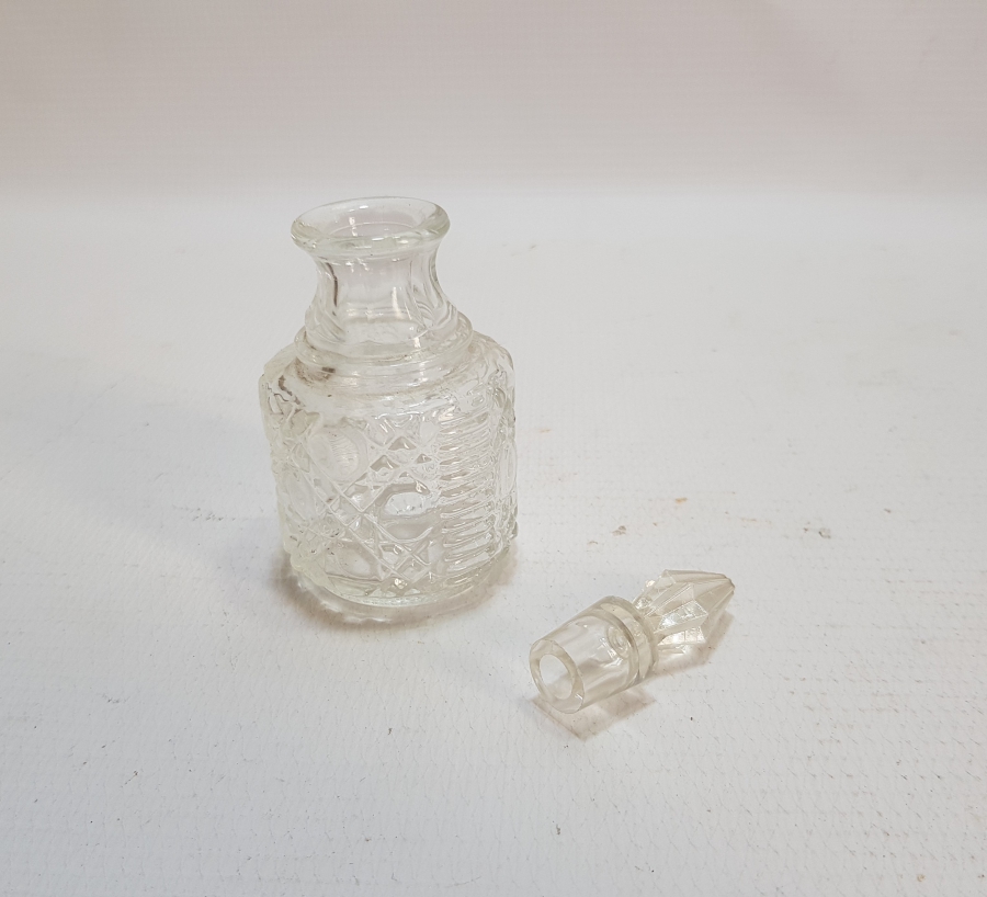 1900 BAŞLARI KRİSTAL KESME İŞÇİLİKLİ KOKU ŞİŞESİ