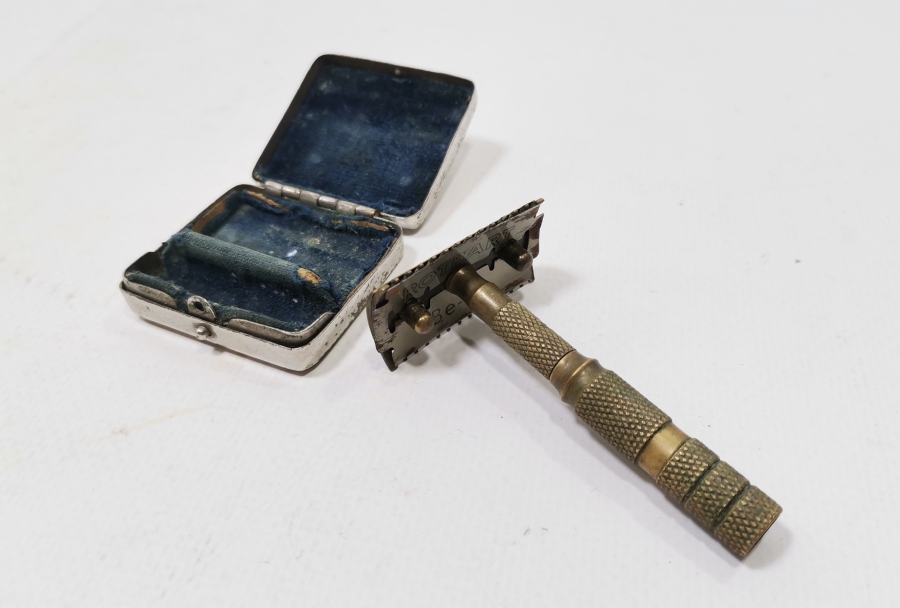 ORİJİNAL KUTUSUNDA ANTİKA SEYAHAT TRAŞ TAKIMI