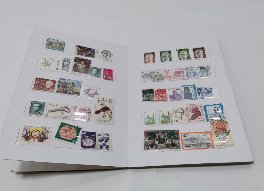 İÇİNDE YERLİ VE YABANCI PULLAR BULUNAN ANTİKA PUL ALBÜMÜ