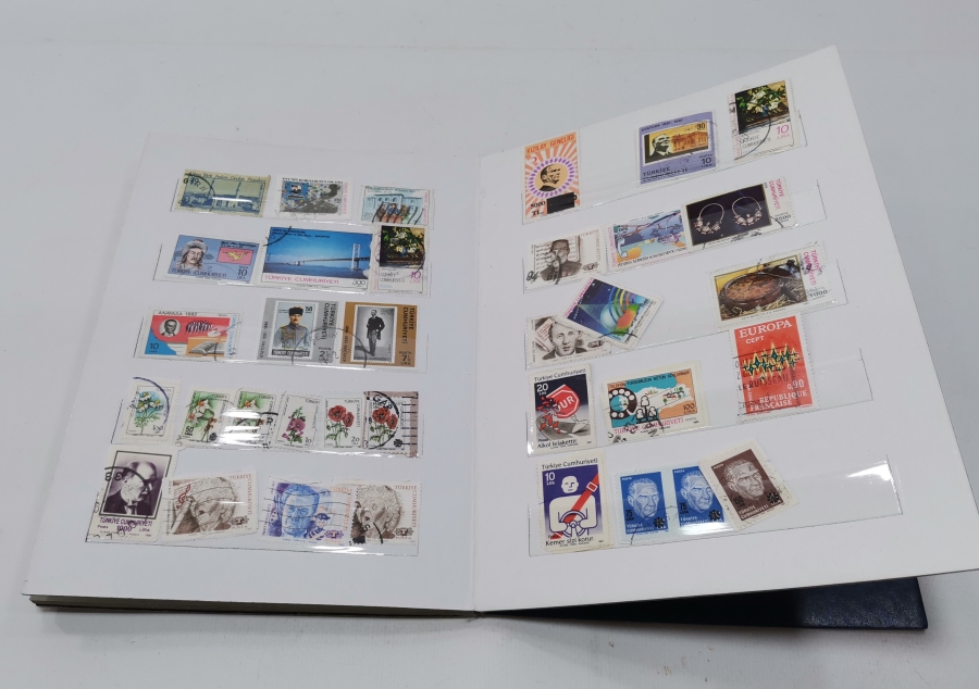 İÇİNDE YERLİ VE YABANCI PULLAR BULUNAN ANTİKA PUL ALBÜMÜ