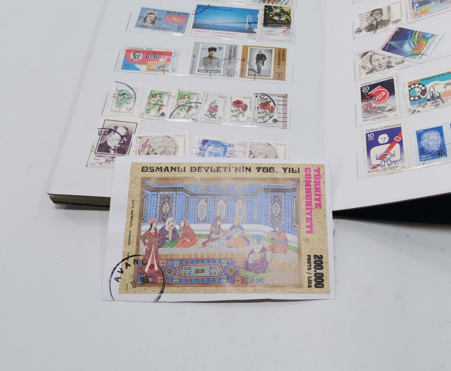 İÇİNDE YERLİ VE YABANCI PULLAR BULUNAN ANTİKA PUL ALBÜMÜ