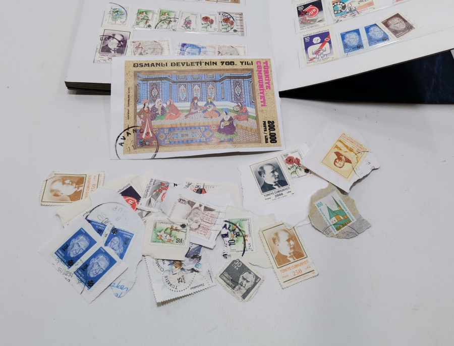 İÇİNDE YERLİ VE YABANCI PULLAR BULUNAN ANTİKA PUL ALBÜMÜ