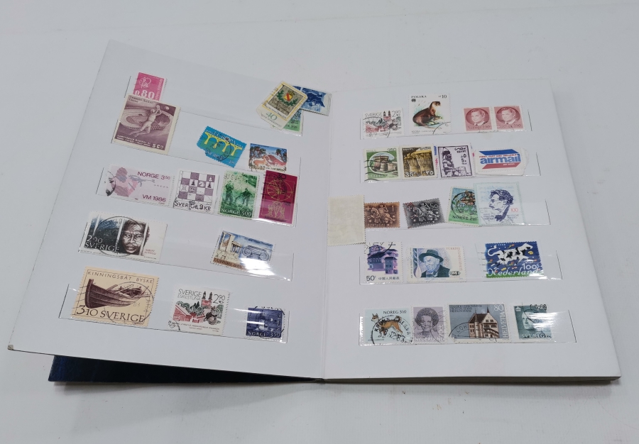 İÇİNDE YERLİ VE YABANCI PULLAR BULUNAN ANTİKA PUL ALBÜMÜ