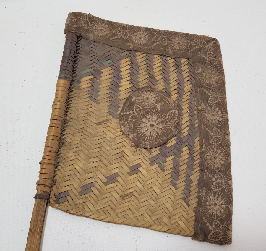 OSMANLI DÖNEMİ NADİR FORMDA HURMA YAPRAĞINDAN YAPILMIŞ ÇOK NADİR SÜRRE ALAYLARI KÖK BOYALI YELPAZE