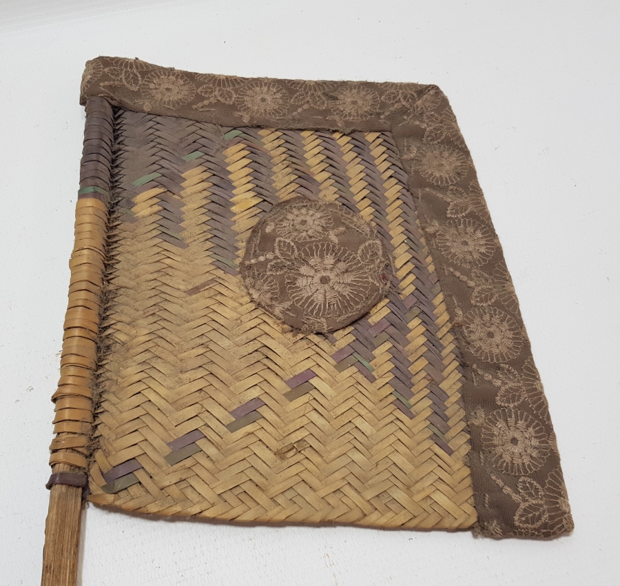 OSMANLI DÖNEMİ NADİR FORMDA HURMA YAPRAĞINDAN YAPILMIŞ ÇOK NADİR SÜRRE ALAYLARI KÖK BOYALI YELPAZE