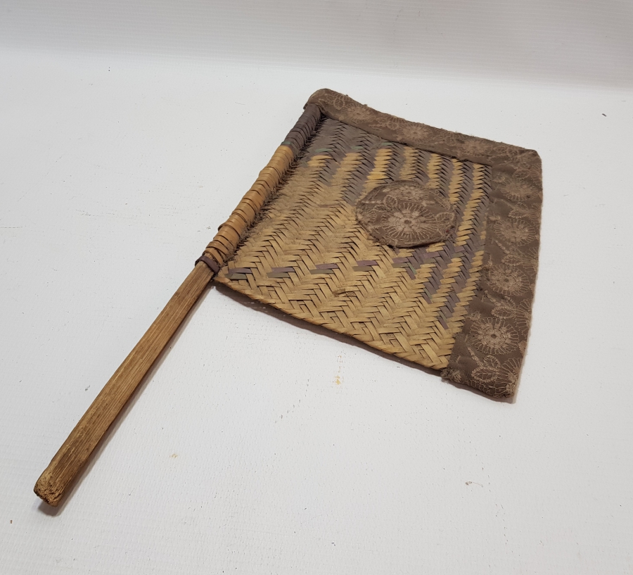 OSMANLI DÖNEMİ NADİR FORMDA HURMA YAPRAĞINDAN YAPILMIŞ ÇOK NADİR SÜRRE ALAYLARI KÖK BOYALI YELPAZE