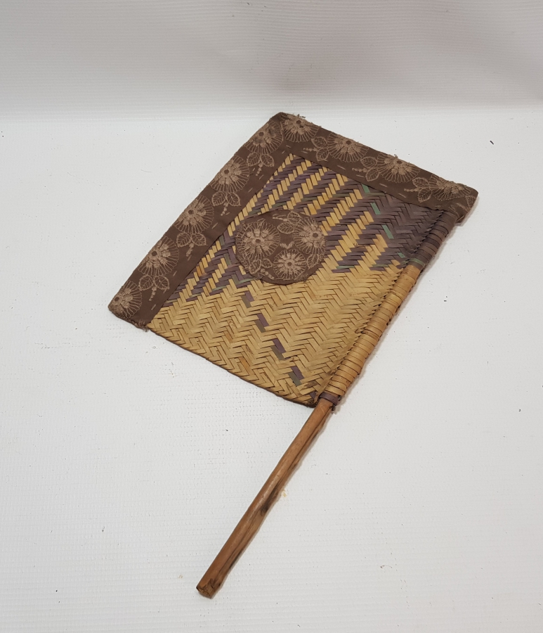 OSMANLI DÖNEMİ NADİR FORMDA HURMA YAPRAĞINDAN YAPILMIŞ ÇOK NADİR SÜRRE ALAYLARI KÖK BOYALI YELPAZE